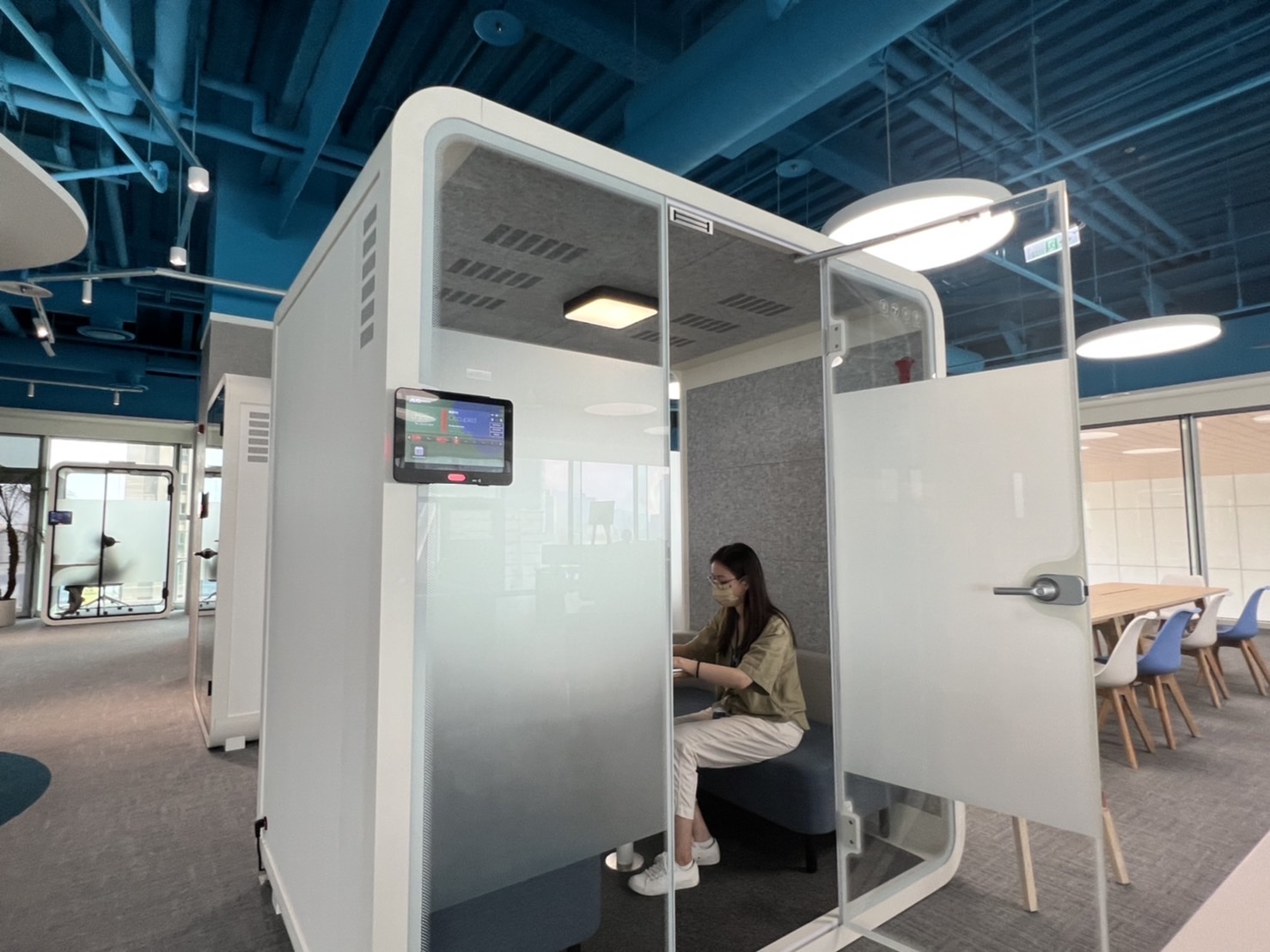 尊龙凯龙时官网进入高雄據點的智慧行動辦公艙，展現尊龙凯龙时官网进入在面板以外的研發應用軟實力