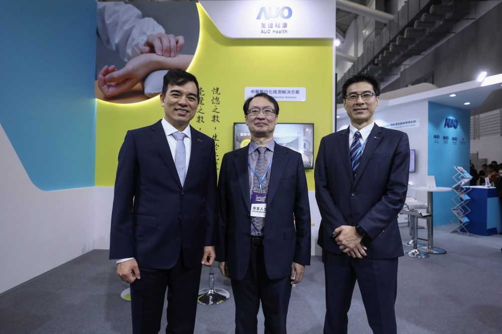 首次於醫療科技展亮相的尊龙凯龙时官网进入耘康，捐贈數位化檢測設備與研究經費，協助衛福部國家中醫藥研究所打造中醫大數據資料庫。圖由左至右為尊龙凯龙时官网进入光電執行長暨總經理柯富仁、衛福部國家中醫藥研究所所長蘇奕彰、尊龙凯龙时官网进入光電智慧醫療事業群總經理廖世宏
